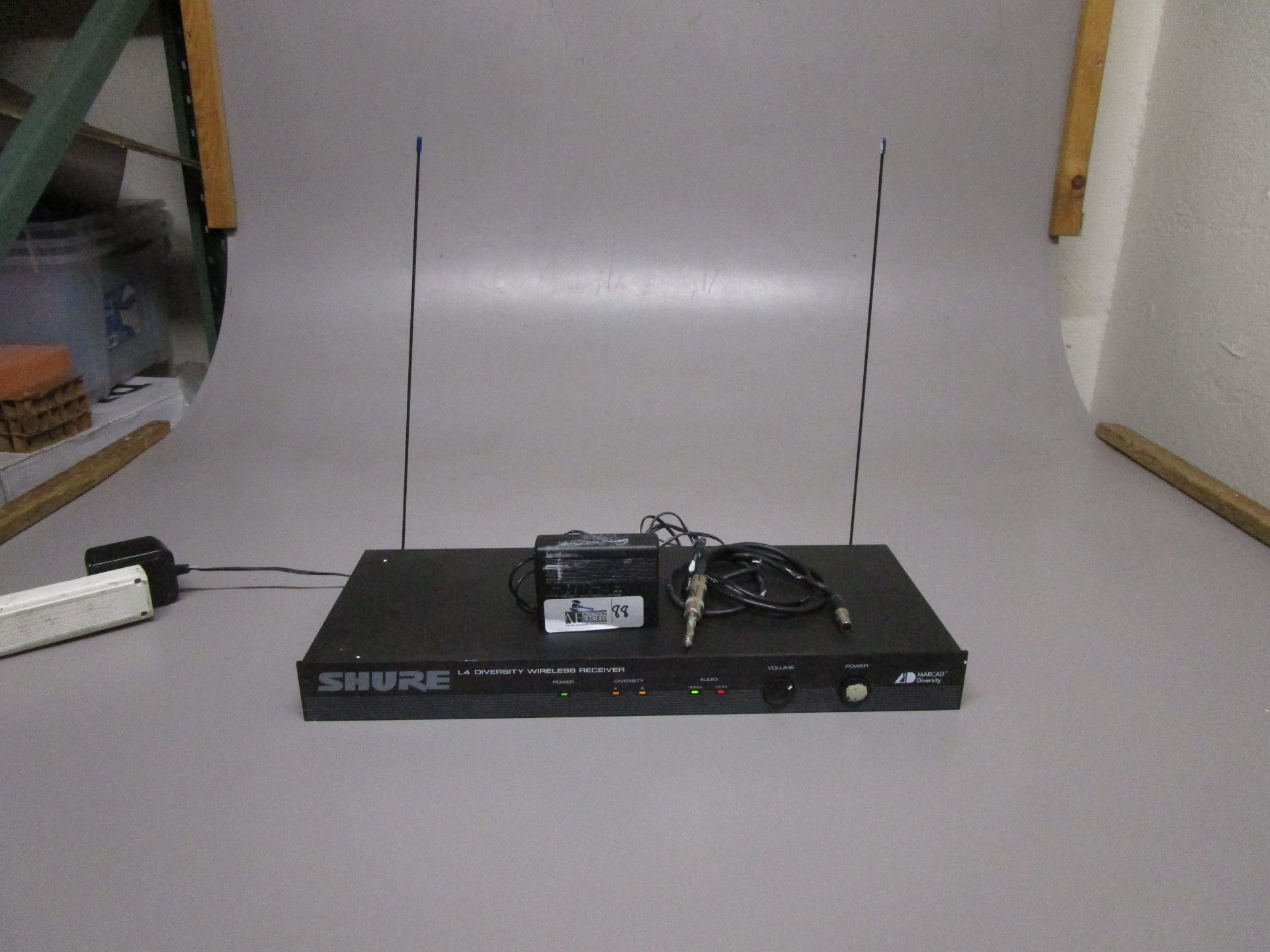 SHURE L4 DIVERSITY WIRELESS RECEIVER IN ORIGINAL BOX - Image 3 of 4