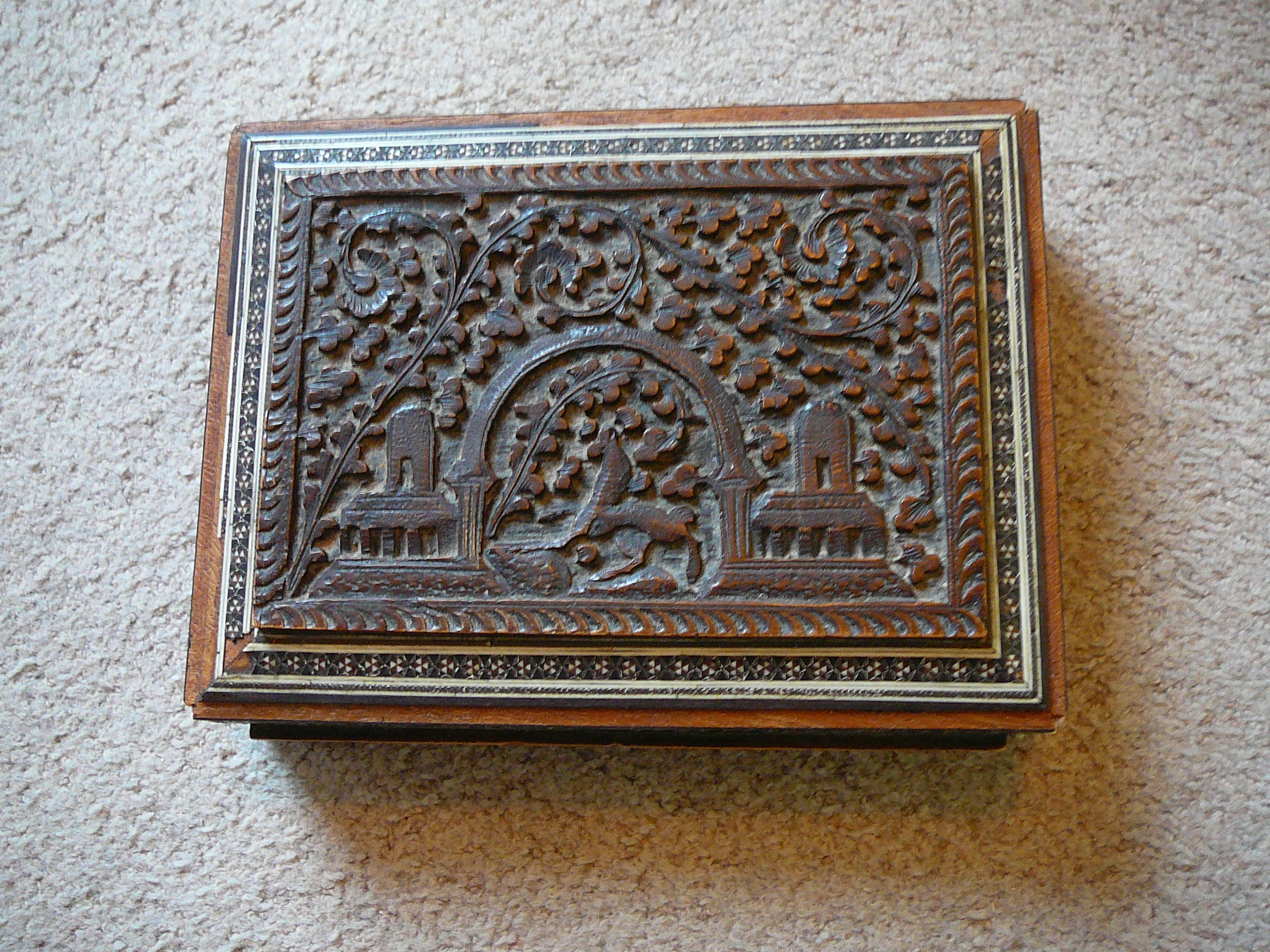 Decorative wooden box - Image 2 of 3