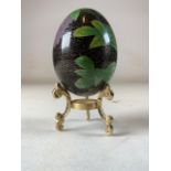 A cloisonne egg on gilt metal stand. H:8cm