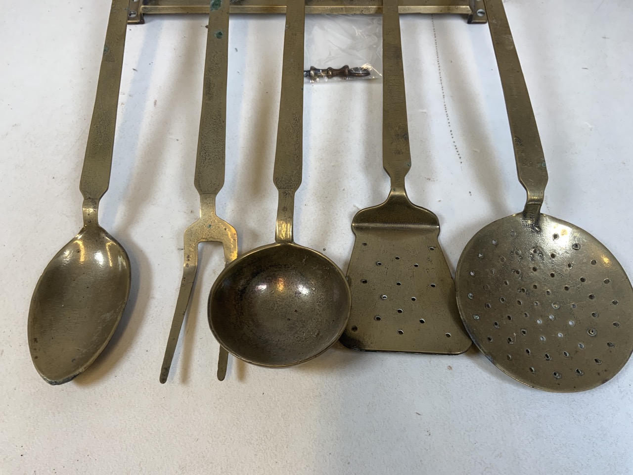 Vintage brass kitchenalia, a brass hanging rail with five utensils and two small brass pans with - Bild 4 aus 8