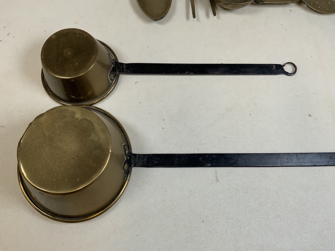 Vintage brass kitchenalia, a brass hanging rail with five utensils and two small brass pans with - Bild 6 aus 8
