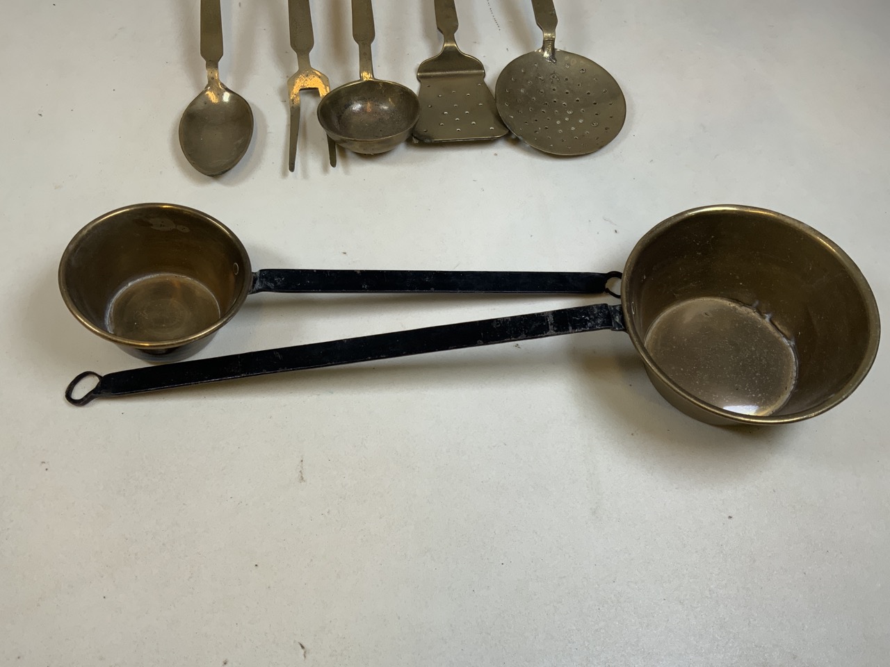 Vintage brass kitchenalia, a brass hanging rail with five utensils and two small brass pans with - Bild 3 aus 8