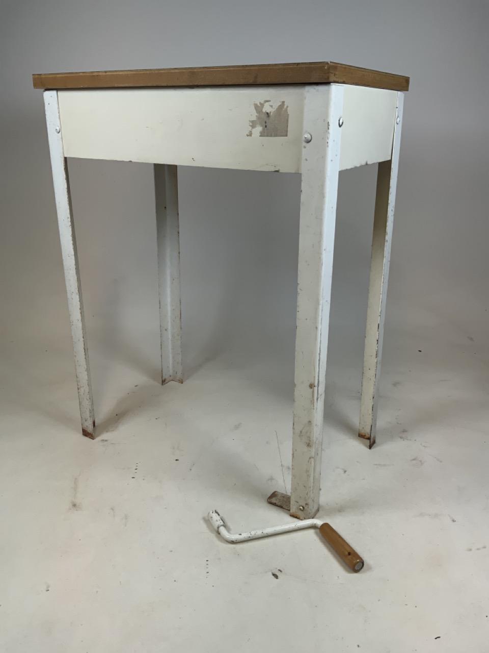 A mid century Qualcast foldaway WRINGER with metal legs, formica top and metal winding handle. W: - Image 2 of 5