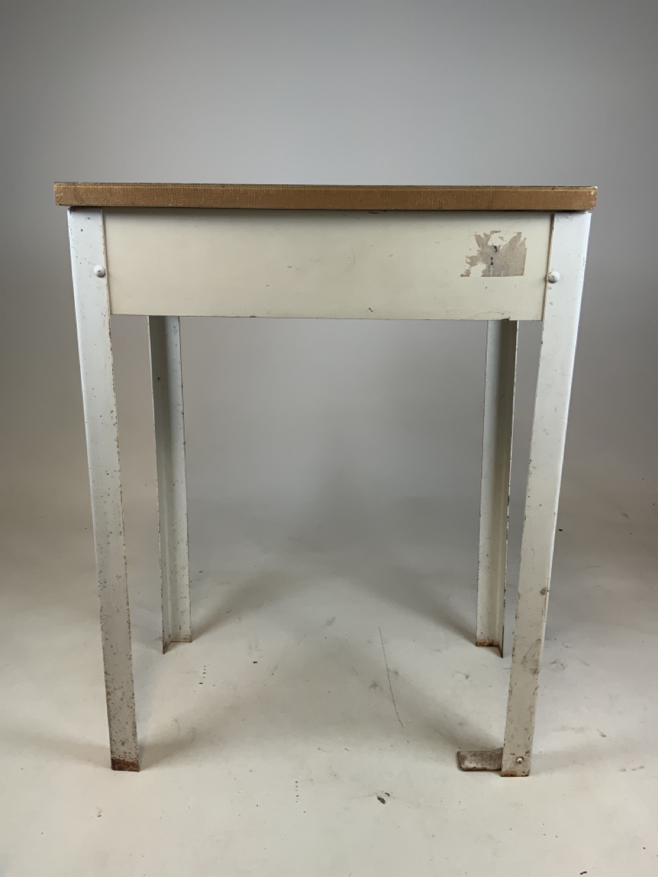 A mid century Qualcast foldaway WRINGER with metal legs, formica top and metal winding handle. W: