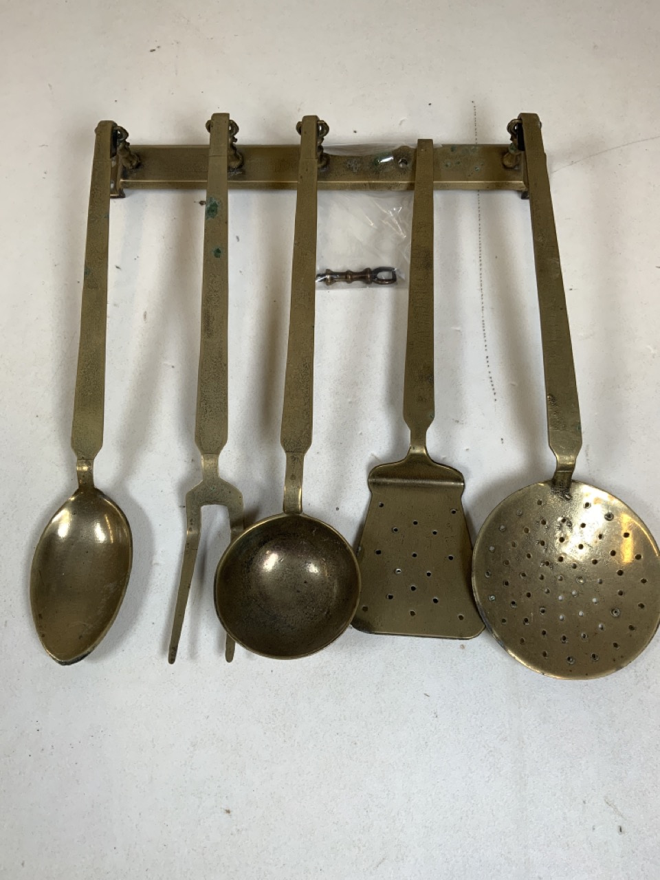Vintage brass kitchenalia, a brass hanging rail with five utensils and two small brass pans with - Bild 2 aus 8