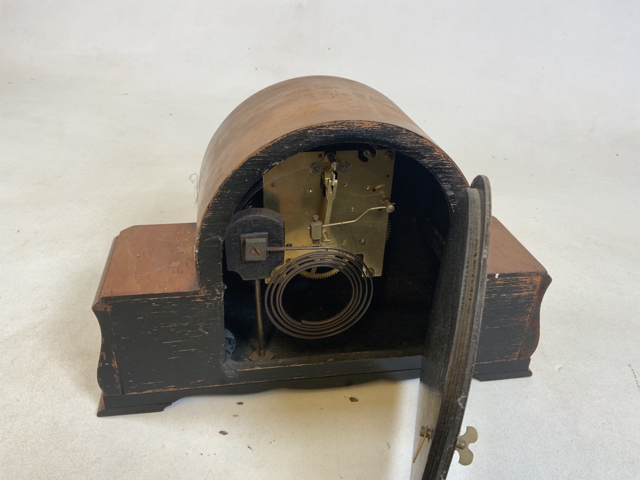 A twentieth century walnut cased mantle clock together with a reproduction convex metal mirror 42cm - Bild 5 aus 8