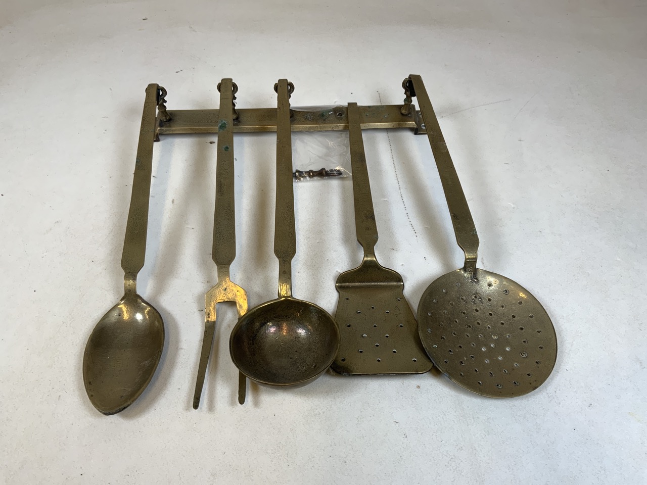 Vintage brass kitchenalia, a brass hanging rail with five utensils and two small brass pans with - Bild 5 aus 8