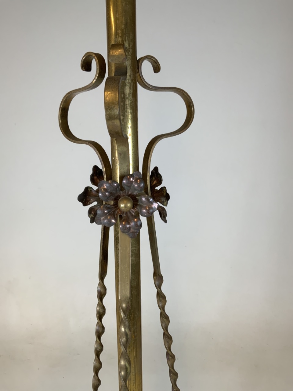 An adjustable brass art Nouveau style tripod lamp base. H:141cm - Image 4 of 5