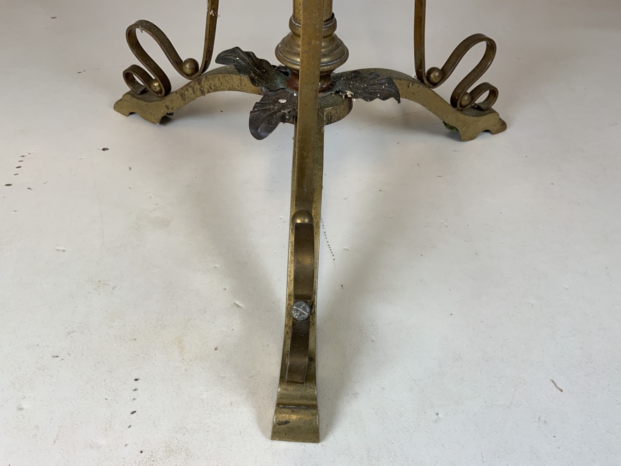 An adjustable brass art Nouveau style tripod lamp base. H:141cm - Image 2 of 5