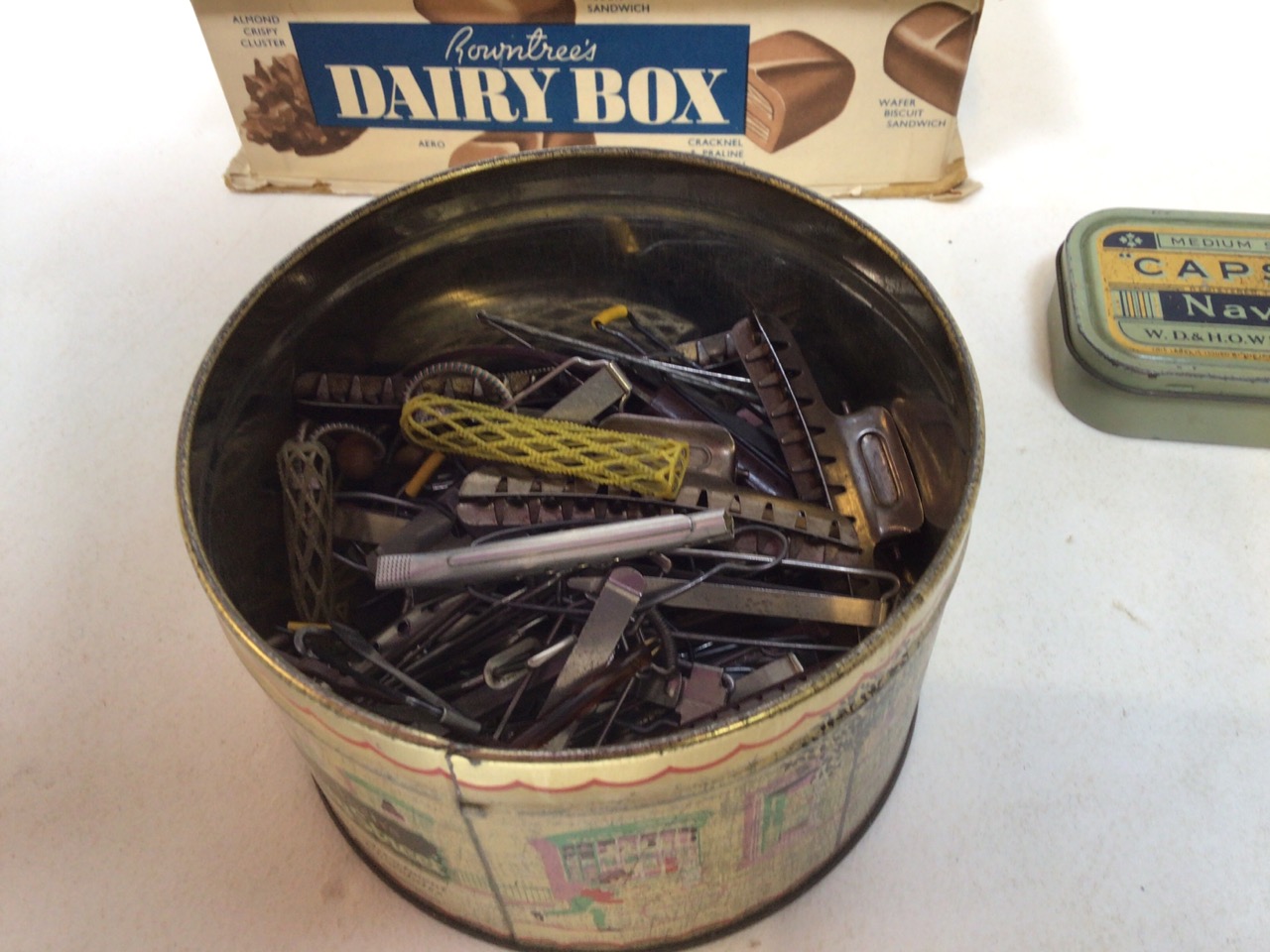 A quantity of vintage tins, some containing buttons, an old oak rum bottle and a biscuit barrel - Bild 9 aus 11