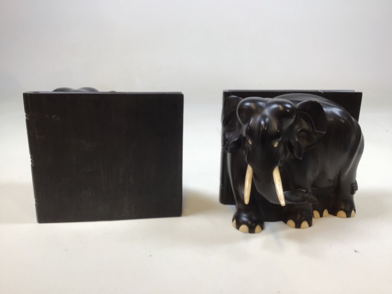 A pair of heavy carved ebony elephant book ends W:16cm x H:15cm - Bild 3 aus 5