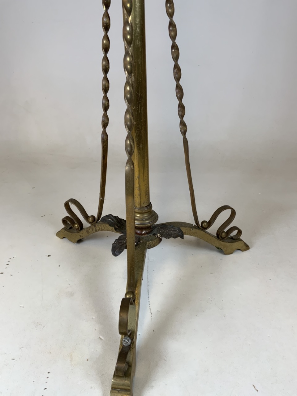 An adjustable brass art Nouveau style tripod lamp base. H:141cm - Image 3 of 5