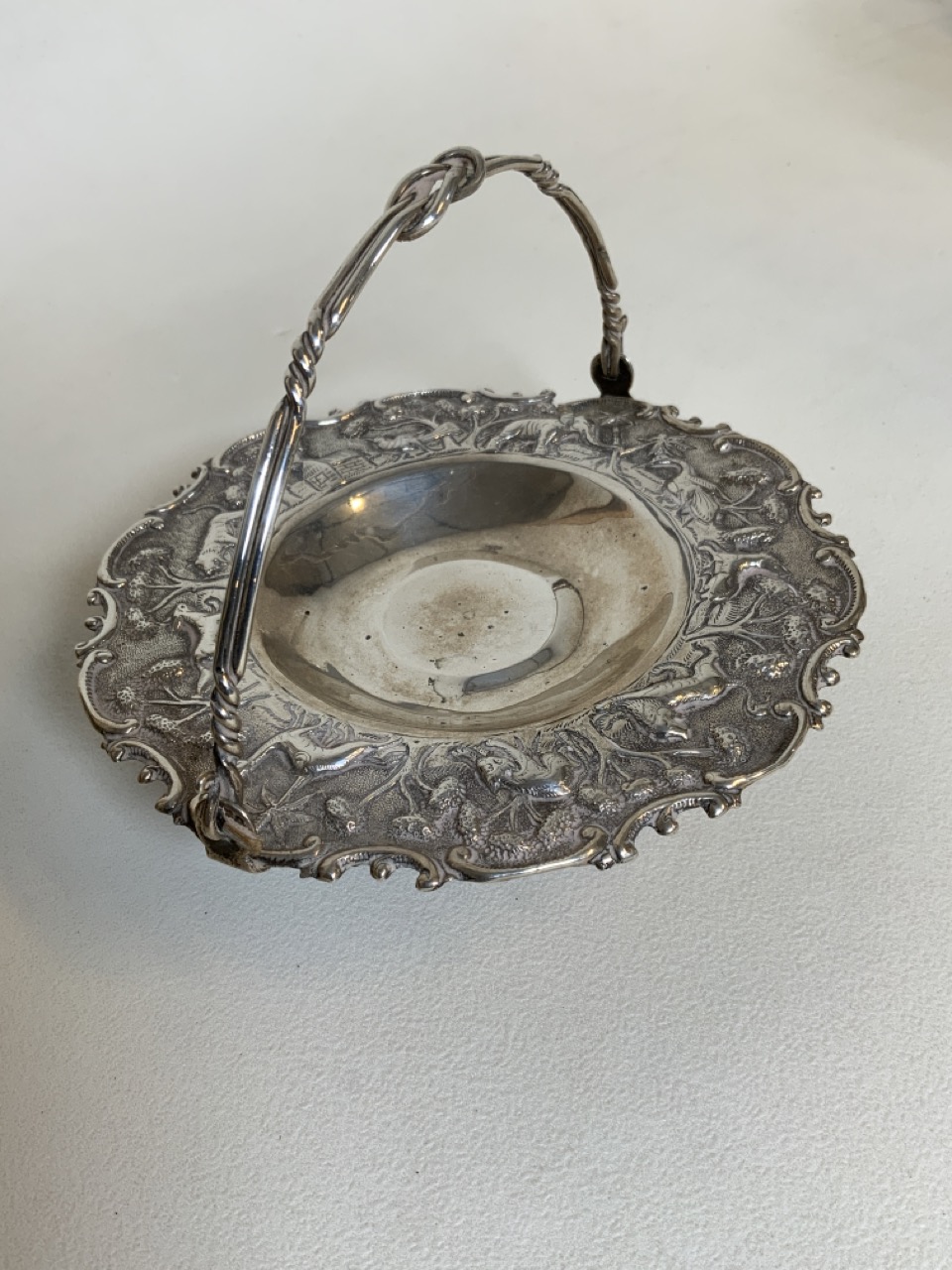 A Eastern white metal bon bon dish with carry handle. Decorated with wildlife. - Image 2 of 5