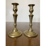 A pair of Georgian brass candlesticks. H:24.5cm