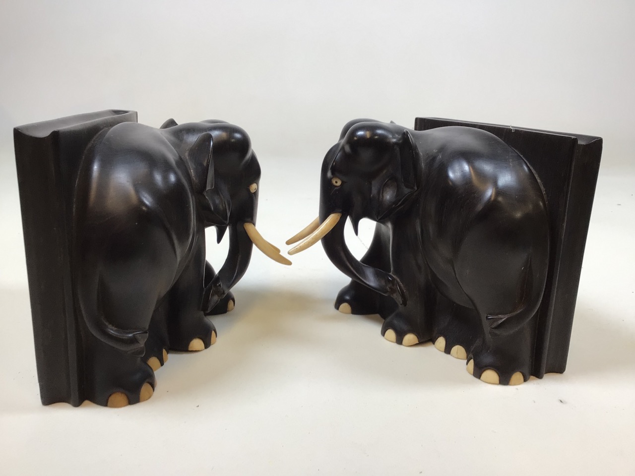 A pair of heavy carved ebony elephant book ends W:16cm x H:15cm - Bild 4 aus 5