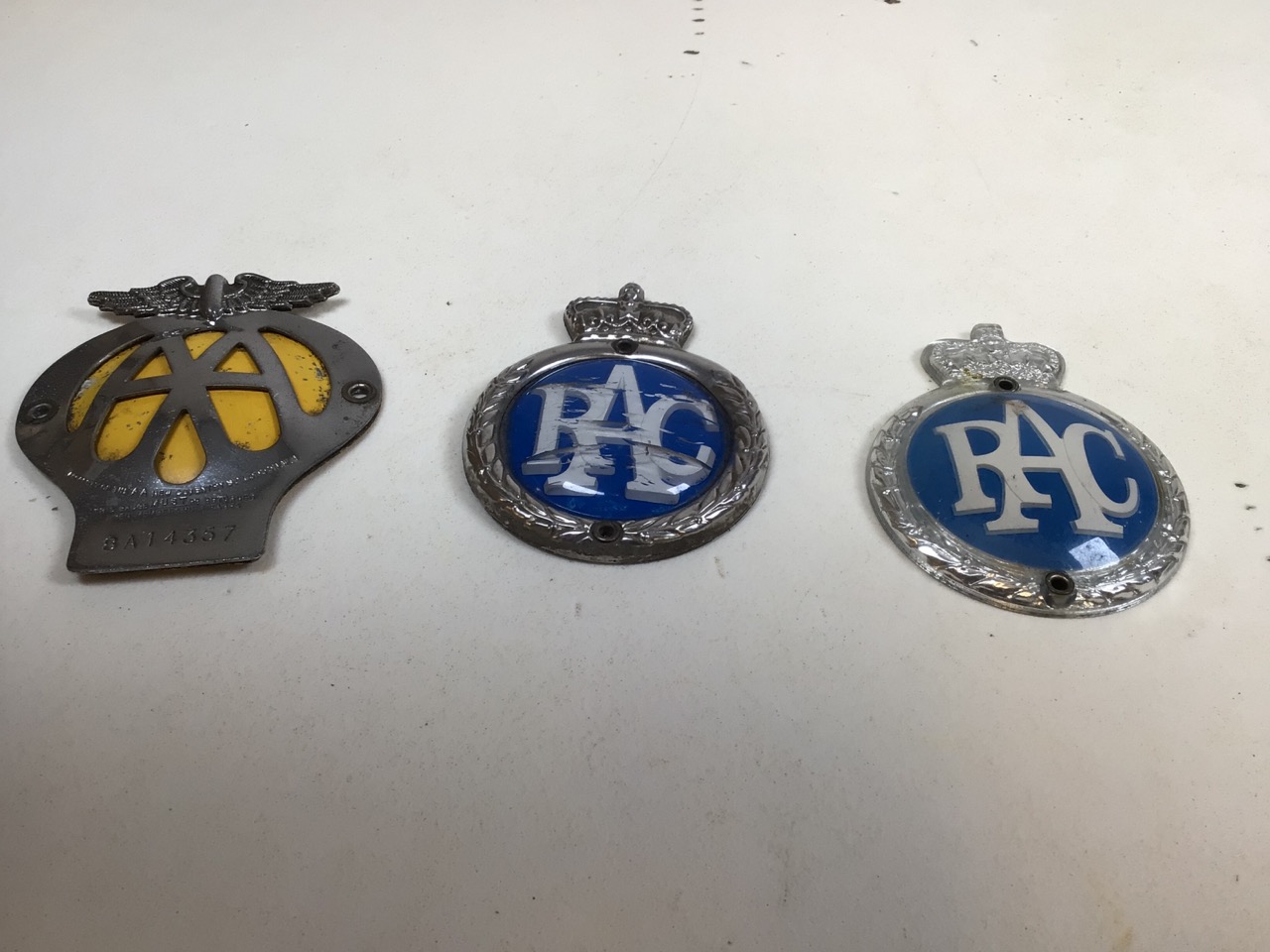 Three car badges - a vintage metal AA badge together with two RAC badges, a pipe rack, binoculars, a - Bild 2 aus 7