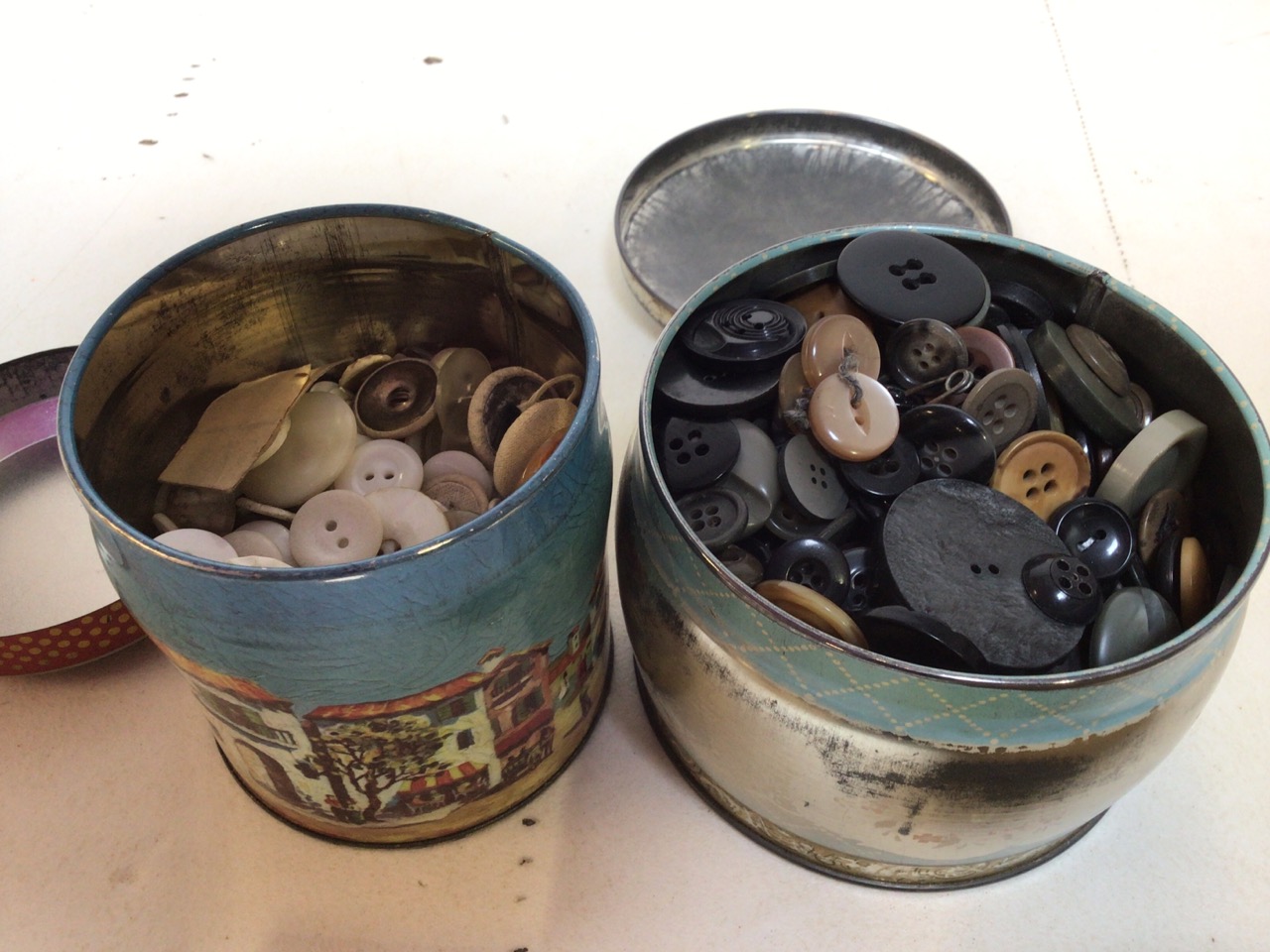 A quantity of vintage tins, some containing buttons, an old oak rum bottle and a biscuit barrel - Bild 6 aus 11