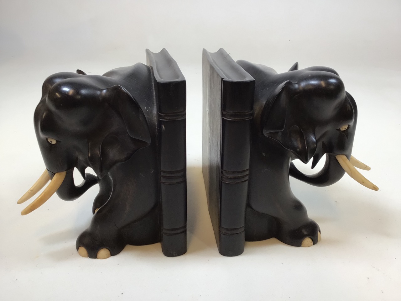 A pair of heavy carved ebony elephant book ends W:16cm x H:15cm - Bild 2 aus 5