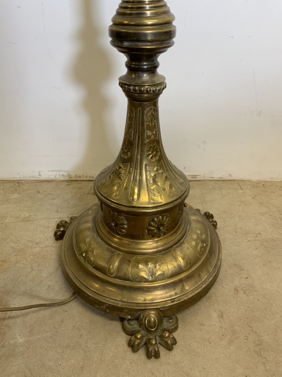 An adjustable early 20th century heavy brass standard lamp. H:174cm - Image 2 of 7