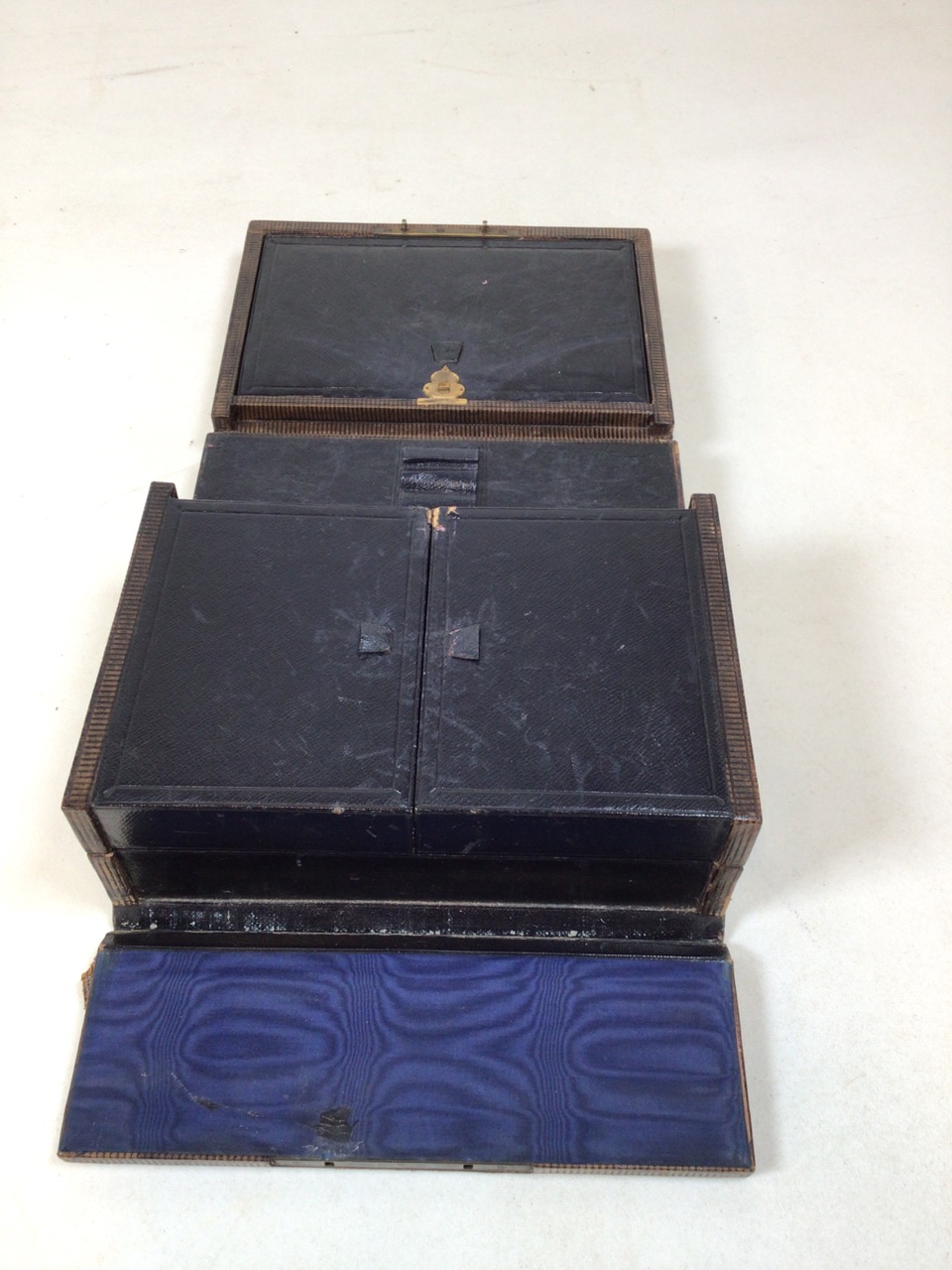 A leather bound travelling beauty box lined with silk. Contains glass scent bottled and a metal - Bild 3 aus 5