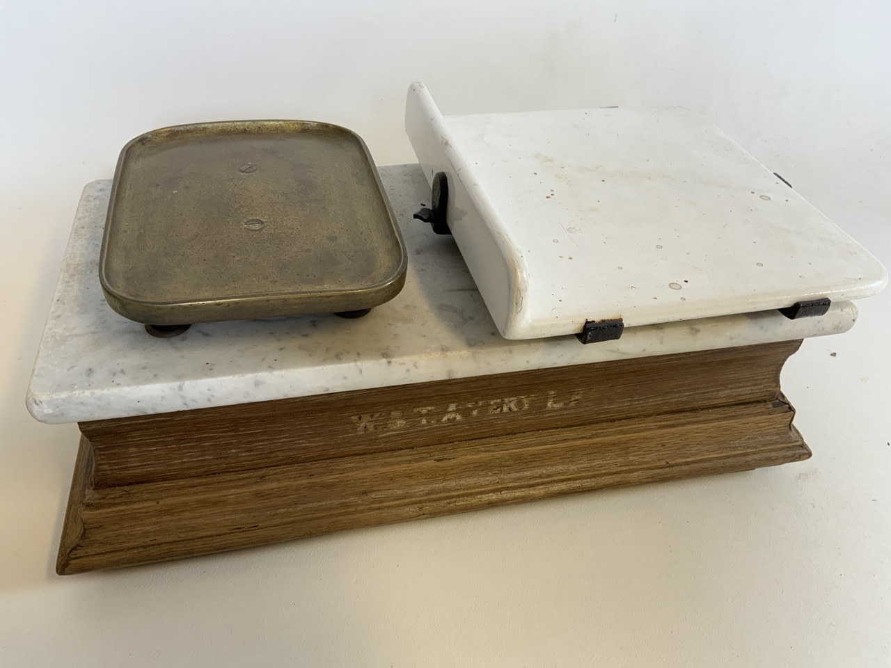 A set of vintage W & T grocers Avery scales with ceramic and brass counters on marble and wooden - Bild 2 aus 6