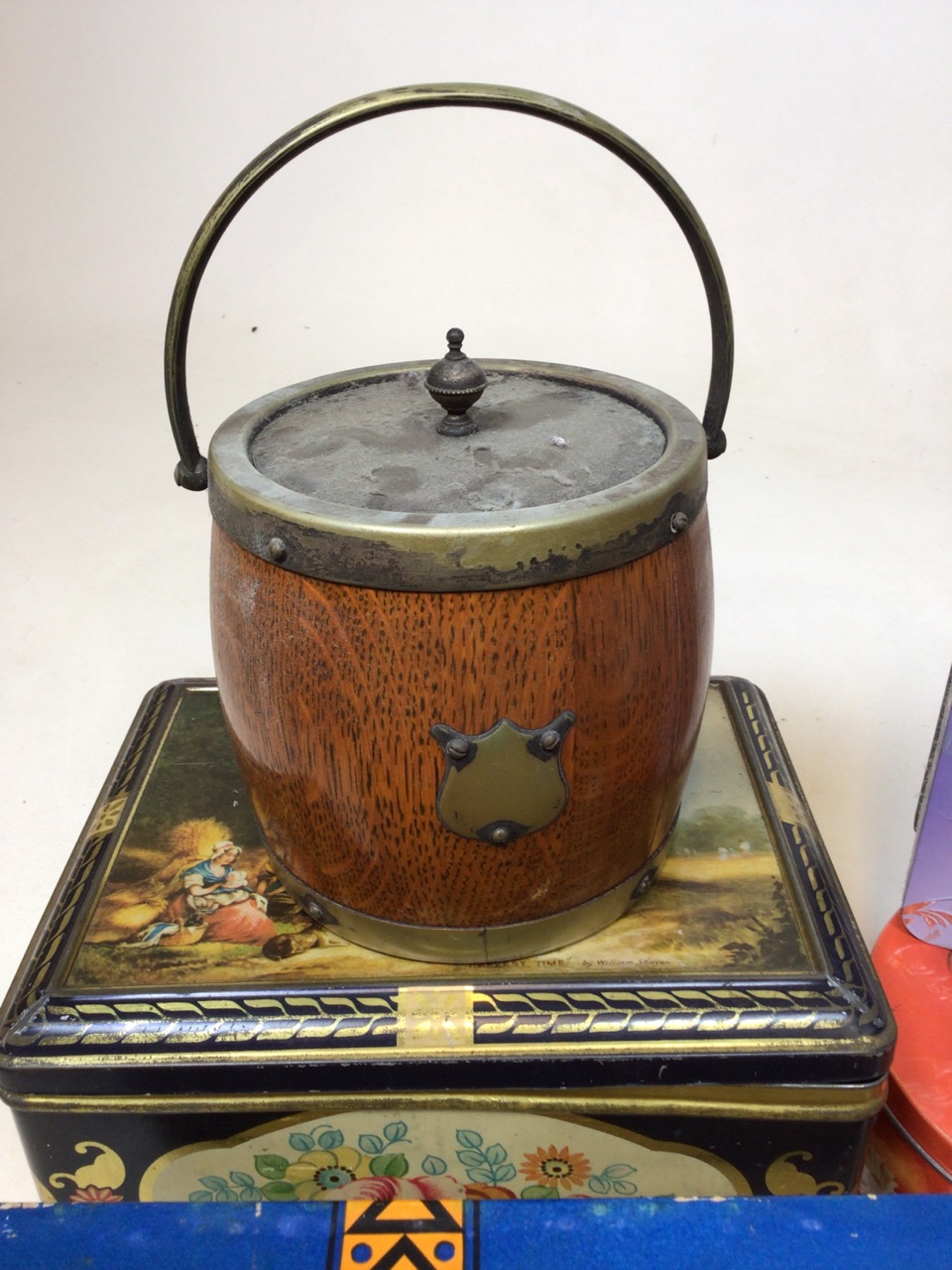 A quantity of vintage tins, some containing buttons, an old oak rum bottle and a biscuit barrel - Bild 3 aus 11