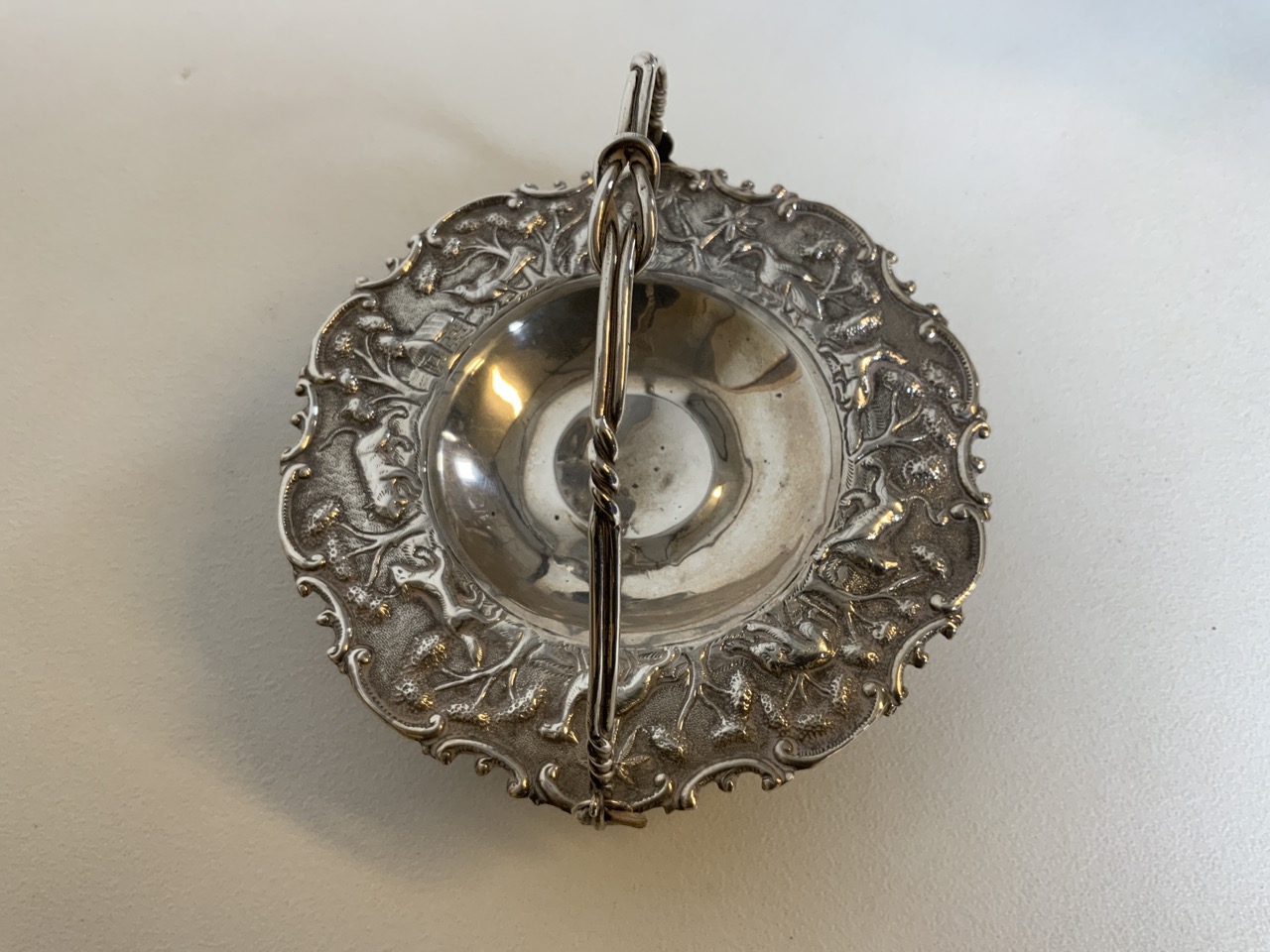 A Eastern white metal bon bon dish with carry handle. Decorated with wildlife. - Image 3 of 5