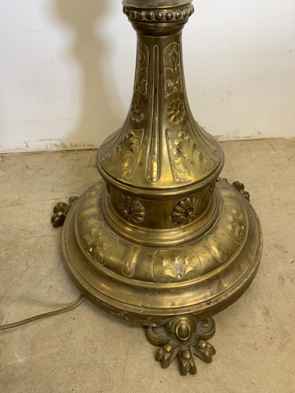 An adjustable early 20th century heavy brass standard lamp. H:174cm - Image 5 of 7
