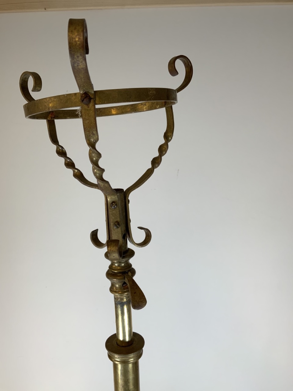 An adjustable brass art Nouveau style tripod lamp base. H:141cm - Image 5 of 5