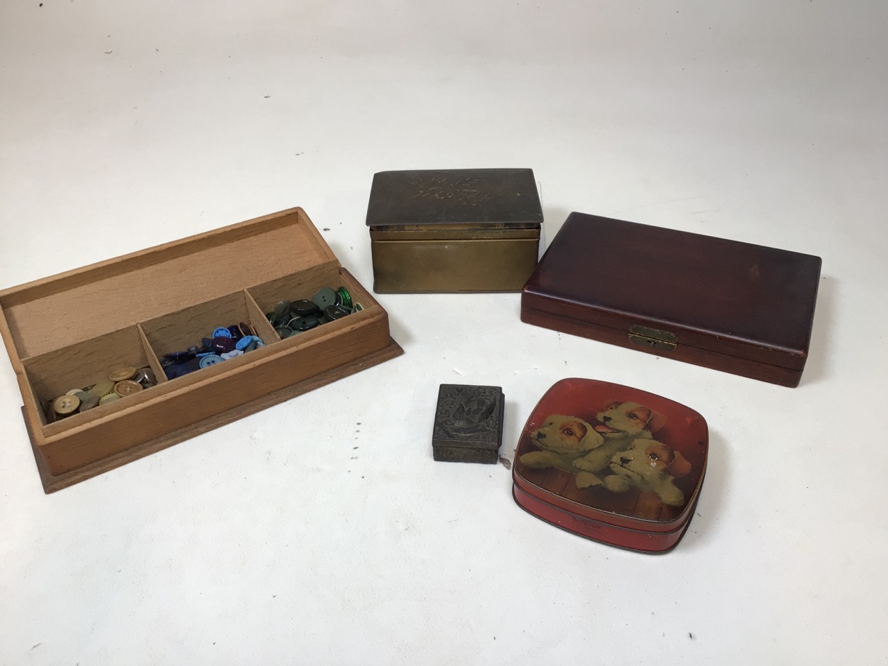 A quantity of vintage tins, some containing buttons, an old oak rum bottle and a biscuit barrel - Bild 10 aus 11