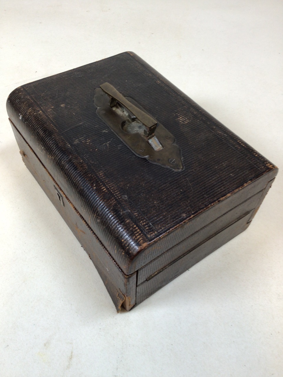 A leather bound travelling beauty box lined with silk. Contains glass scent bottled and a metal - Bild 5 aus 5