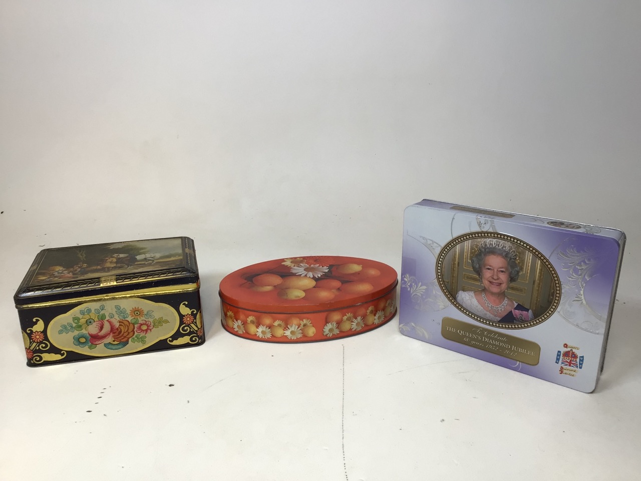 A quantity of vintage tins, some containing buttons, an old oak rum bottle and a biscuit barrel - Bild 4 aus 11