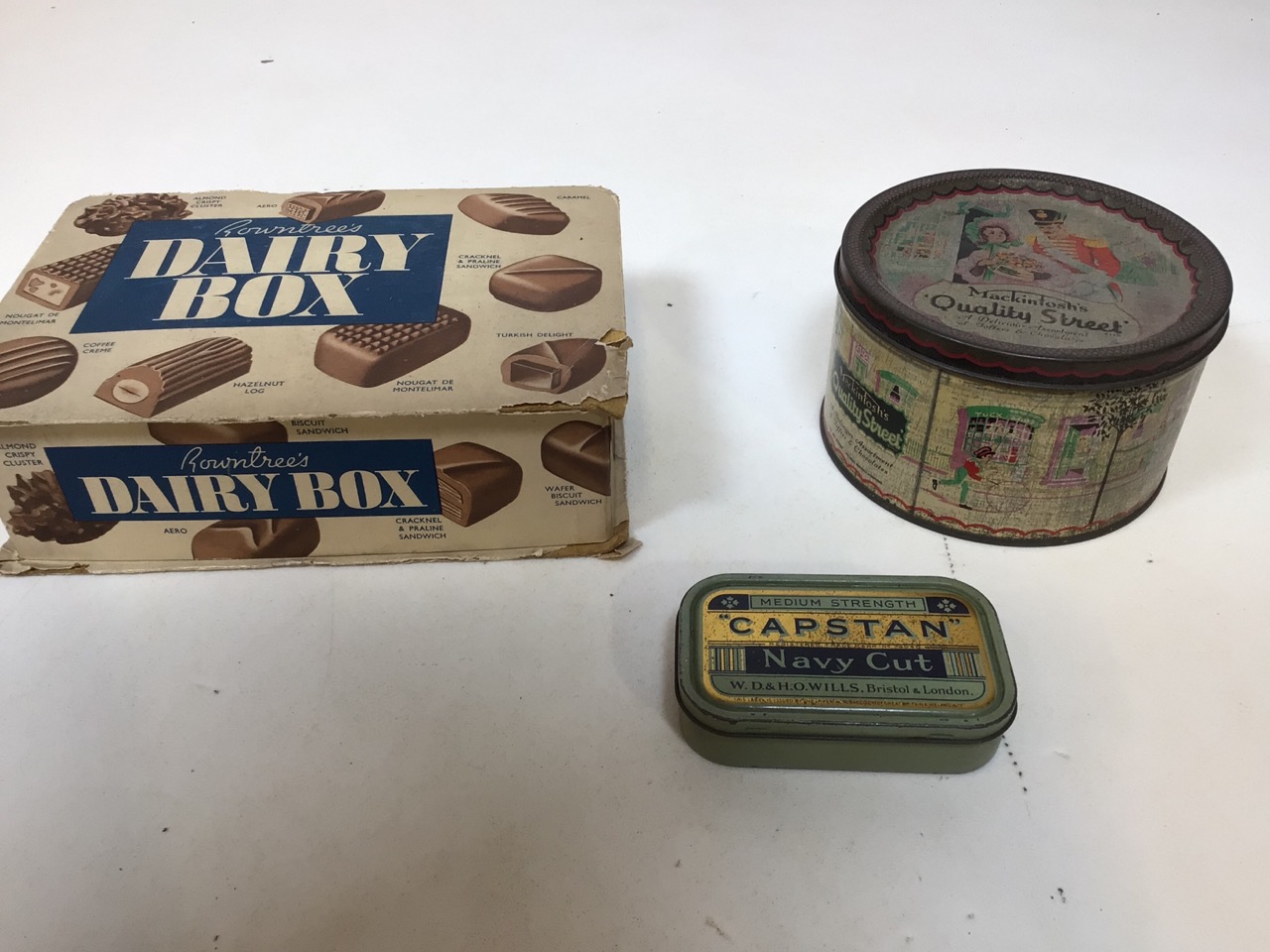 A quantity of vintage tins, some containing buttons, an old oak rum bottle and a biscuit barrel - Bild 8 aus 11