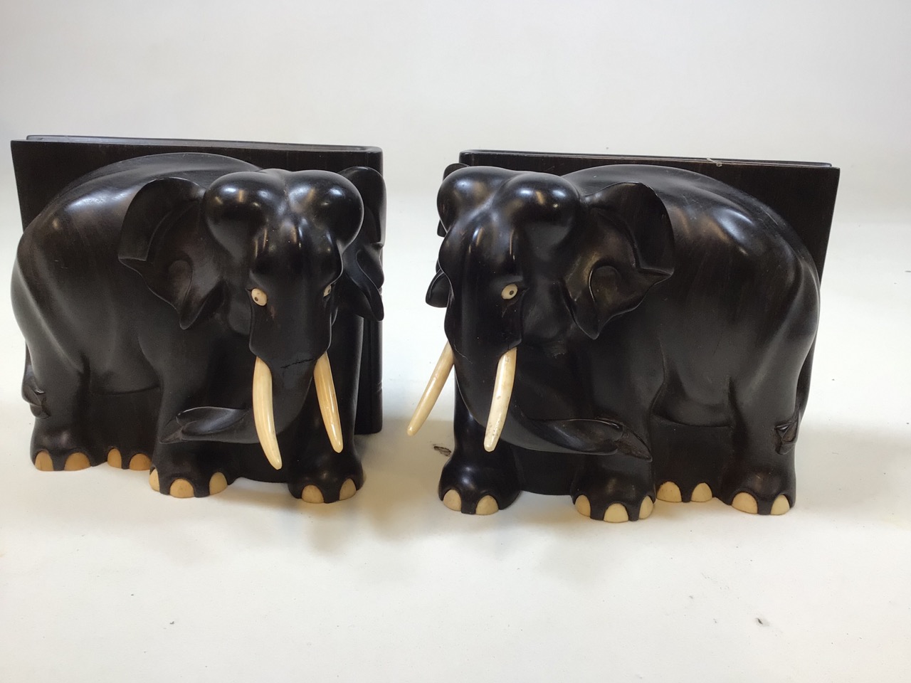 A pair of heavy carved ebony elephant book ends W:16cm x H:15cm - Bild 5 aus 5