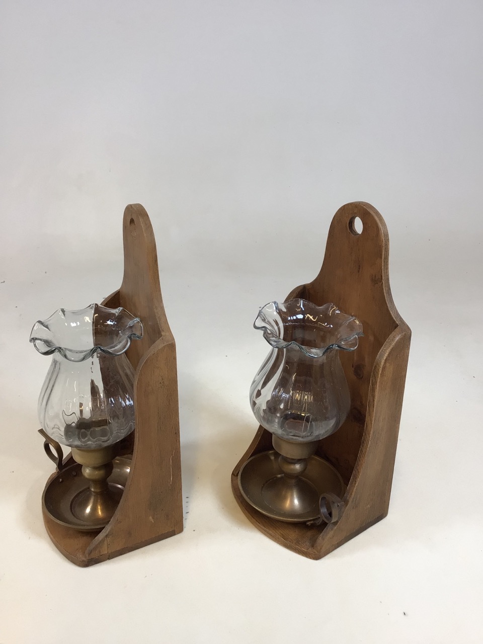 A pair of pine wall brackets with glass and brass candle holders W:16cm x H:35cm - Image 4 of 5