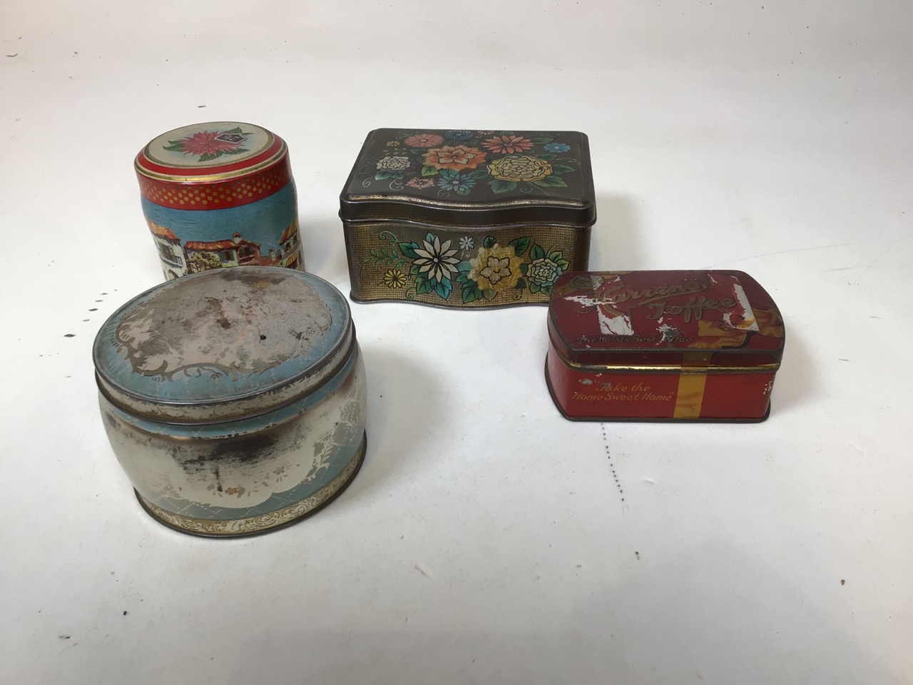 A quantity of vintage tins, some containing buttons, an old oak rum bottle and a biscuit barrel - Bild 5 aus 11