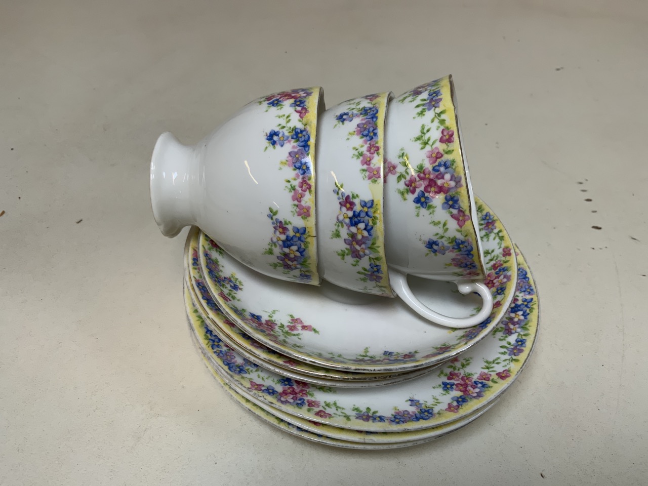 Royal Doulton Countess part tea set, an early 20th century pale blue and white part floral tea - Bild 3 aus 6