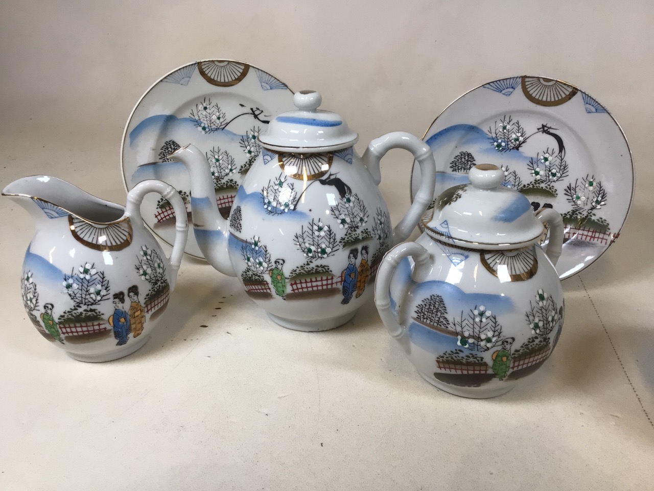 A 20 century hand painted Japanese tea set comprising teapot, jug, sugar bowls, tea plates, cups and - Bild 6 aus 9