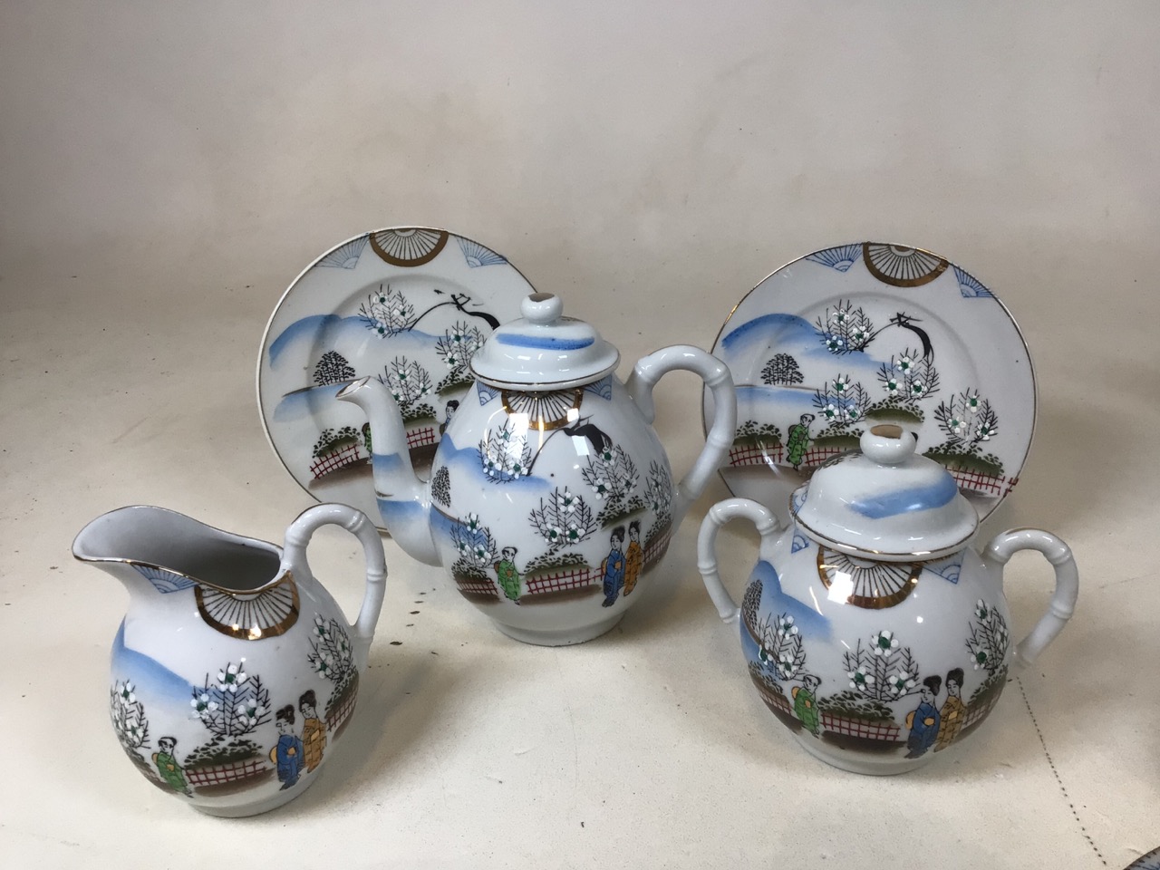 A 20 century hand painted Japanese tea set comprising teapot, jug, sugar bowls, tea plates, cups and - Bild 7 aus 9