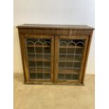 An early 20th century glazed bookcase with leaded glass and interior shelves. W:92cm x D:29cm x H: