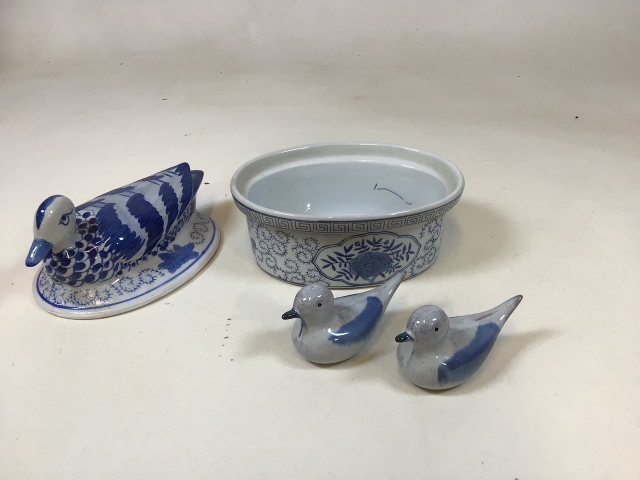 A Chinese duck dish H: 19cm together with a pair of pottery ducks - Bild 2 aus 3