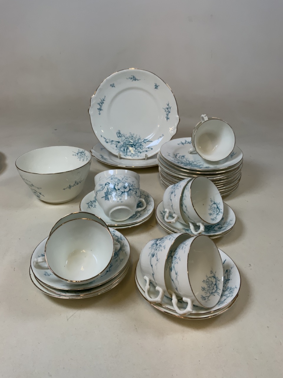 Royal Doulton Countess part tea set, an early 20th century pale blue and white part floral tea - Bild 5 aus 6