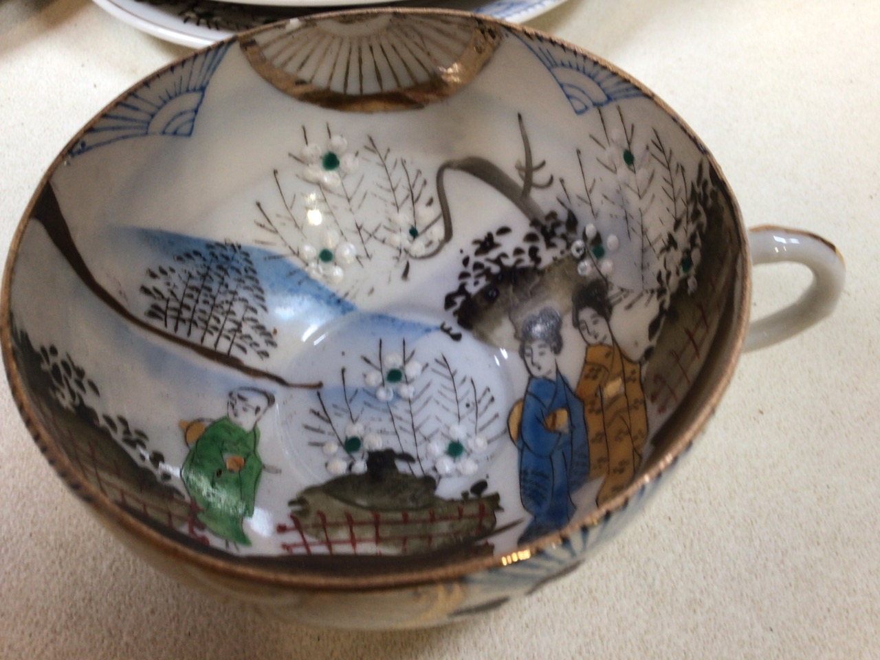 A 20 century hand painted Japanese tea set comprising teapot, jug, sugar bowls, tea plates, cups and - Bild 5 aus 9