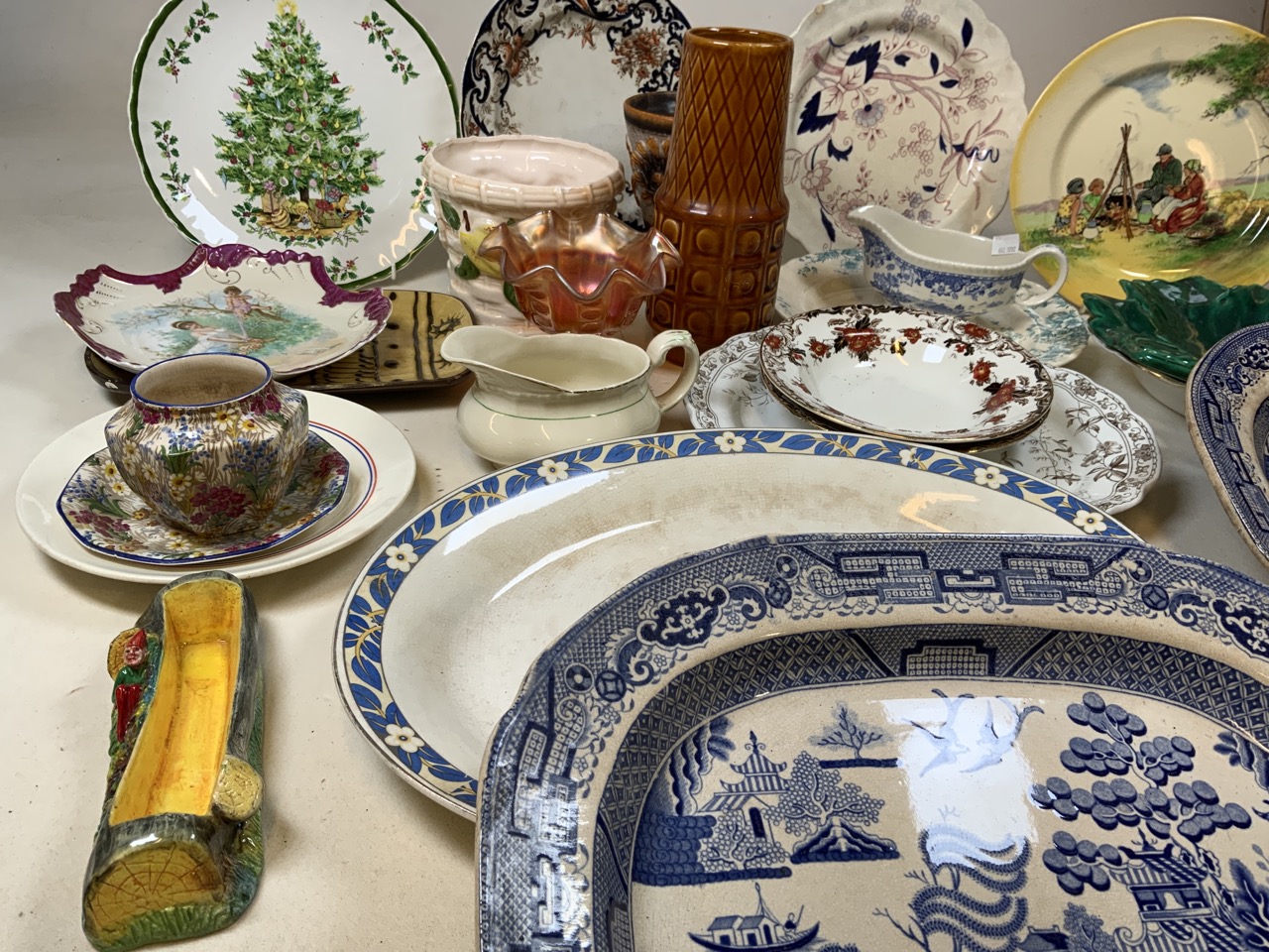 A quantity of ceramics including meat platters, plates, vases and other items - Bild 5 aus 5