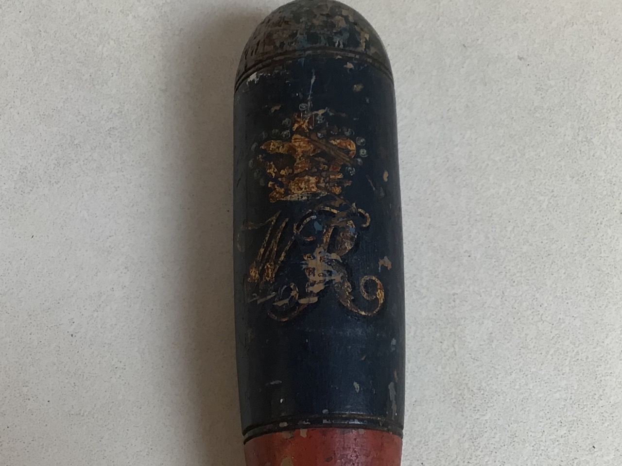 A hand painted truncheon with crown and monogram WR. Possibly William IV. Original red and blue - Image 2 of 7