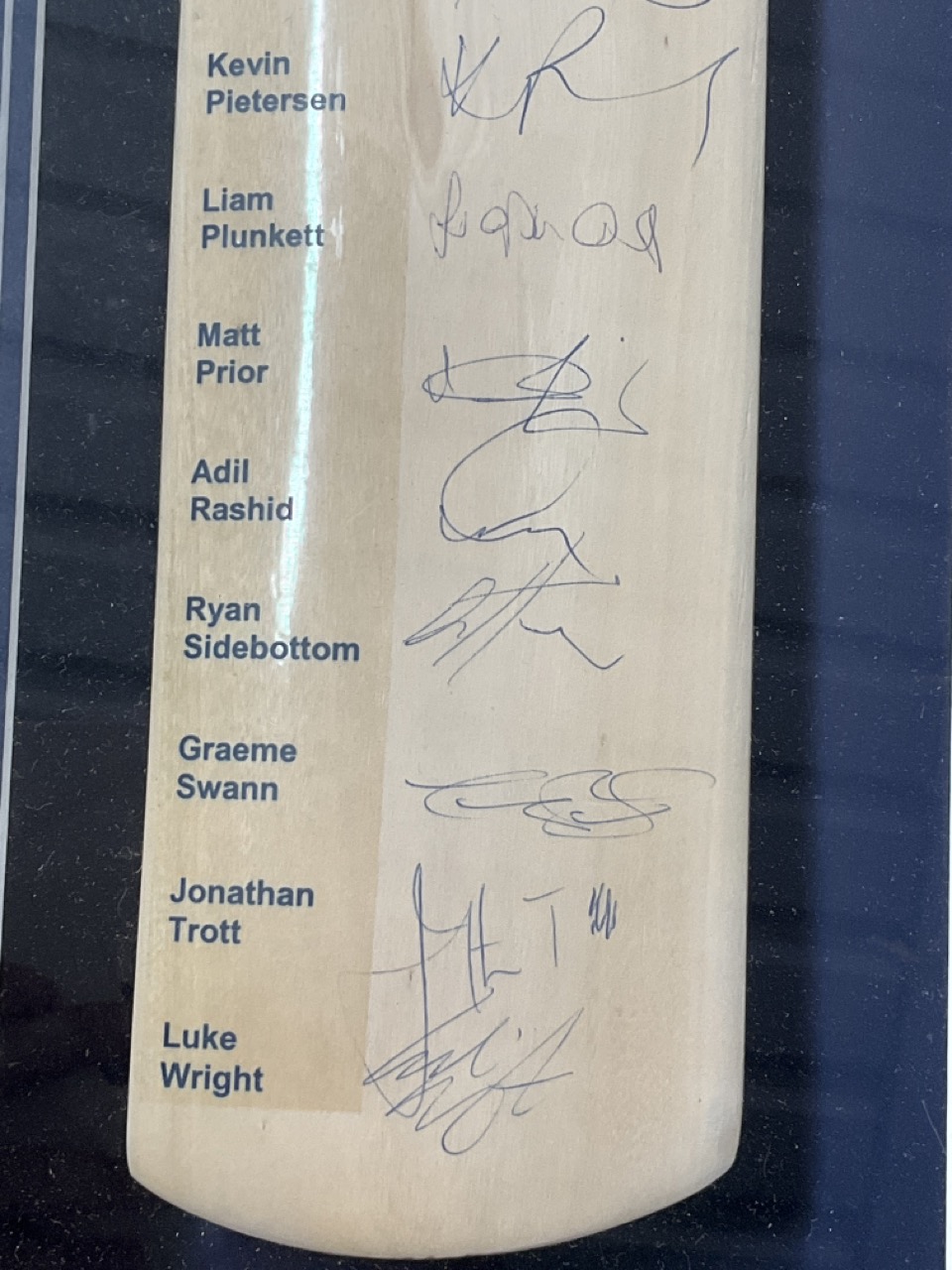 Quality framed England Cricket signed bat from the South African test tour 2009-10. Signatures of 16 - Image 5 of 9