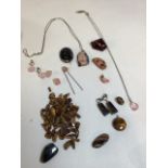 Various gemstone and agate items. An agate slice pendant on fine gold chain; an oval black agate