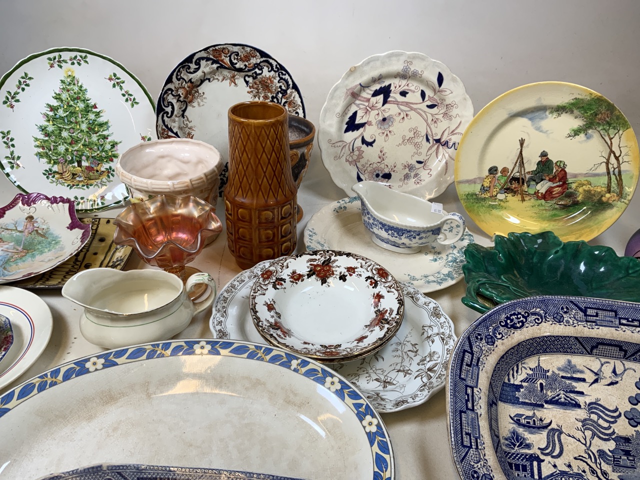 A quantity of ceramics including meat platters, plates, vases and other items - Bild 4 aus 5