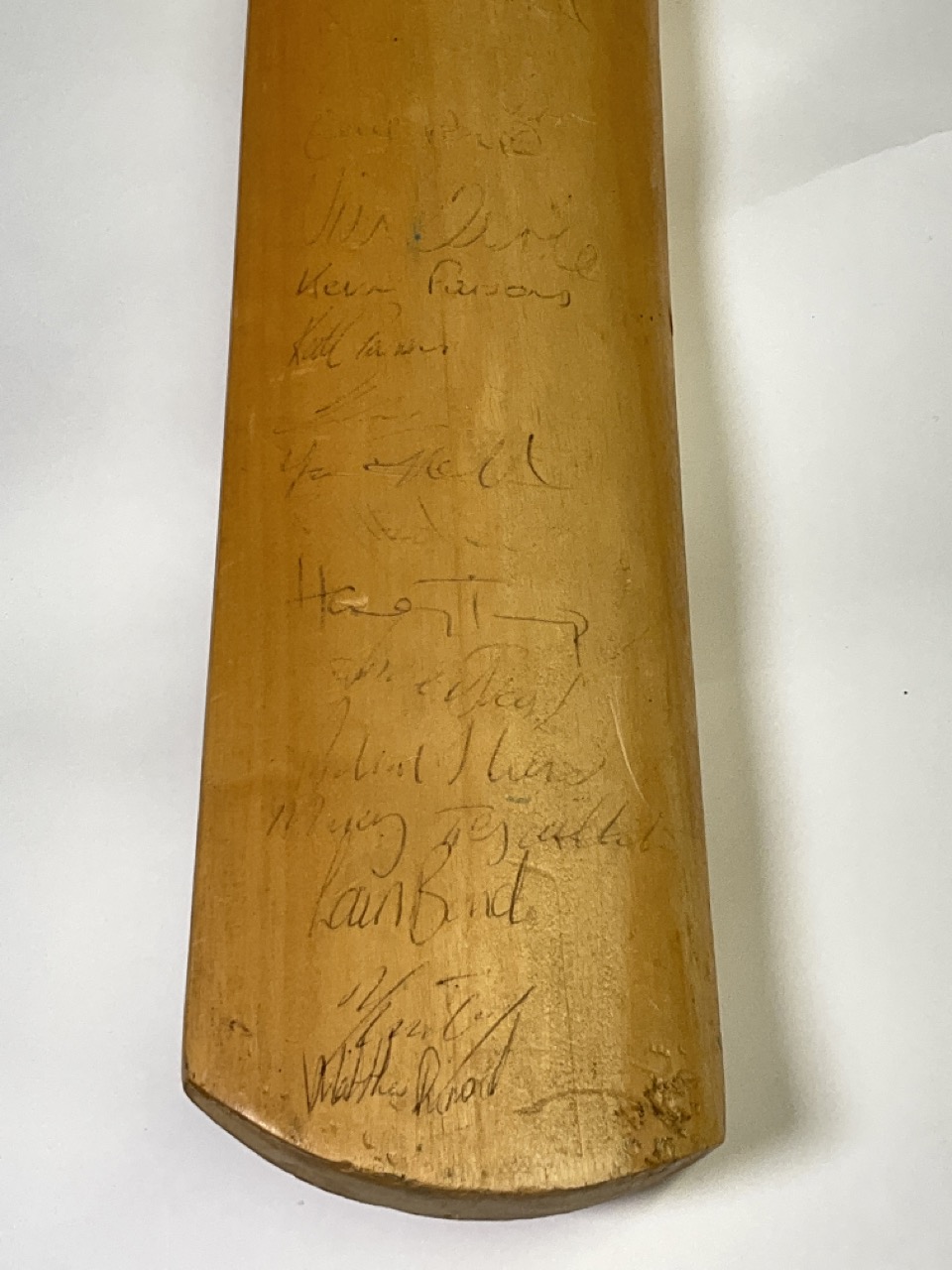 Quality framed England Cricket signed bat from the South African test tour 2009-10. Signatures of 16 - Image 9 of 9