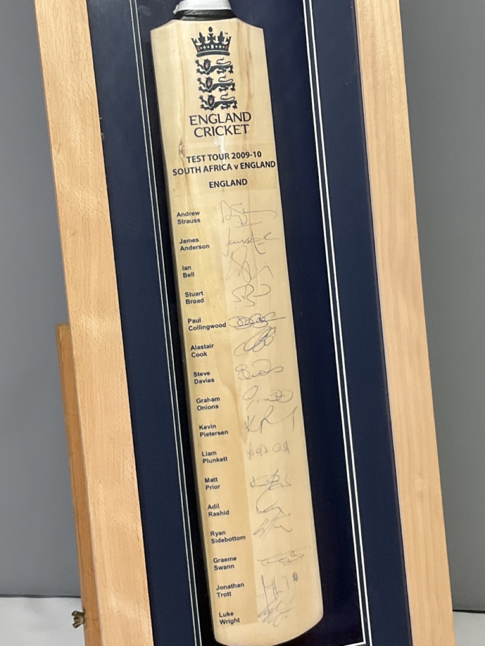 Quality framed England Cricket signed bat from the South African test tour 2009-10. Signatures of 16 - Image 2 of 9